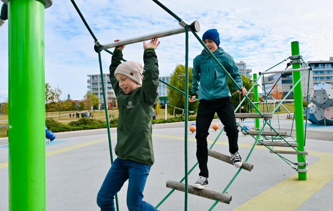 Ben und Flo auf einem Klettergerüst