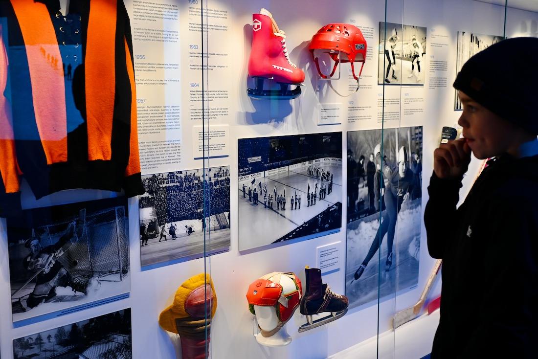 Flo staunt über alte Eishockey Ausrüstungen