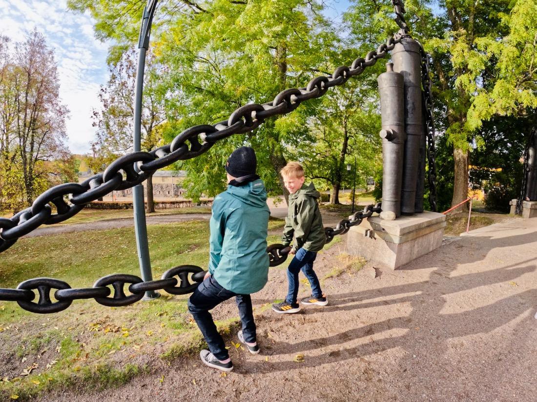 Flo und Ben heben die schwere Kette