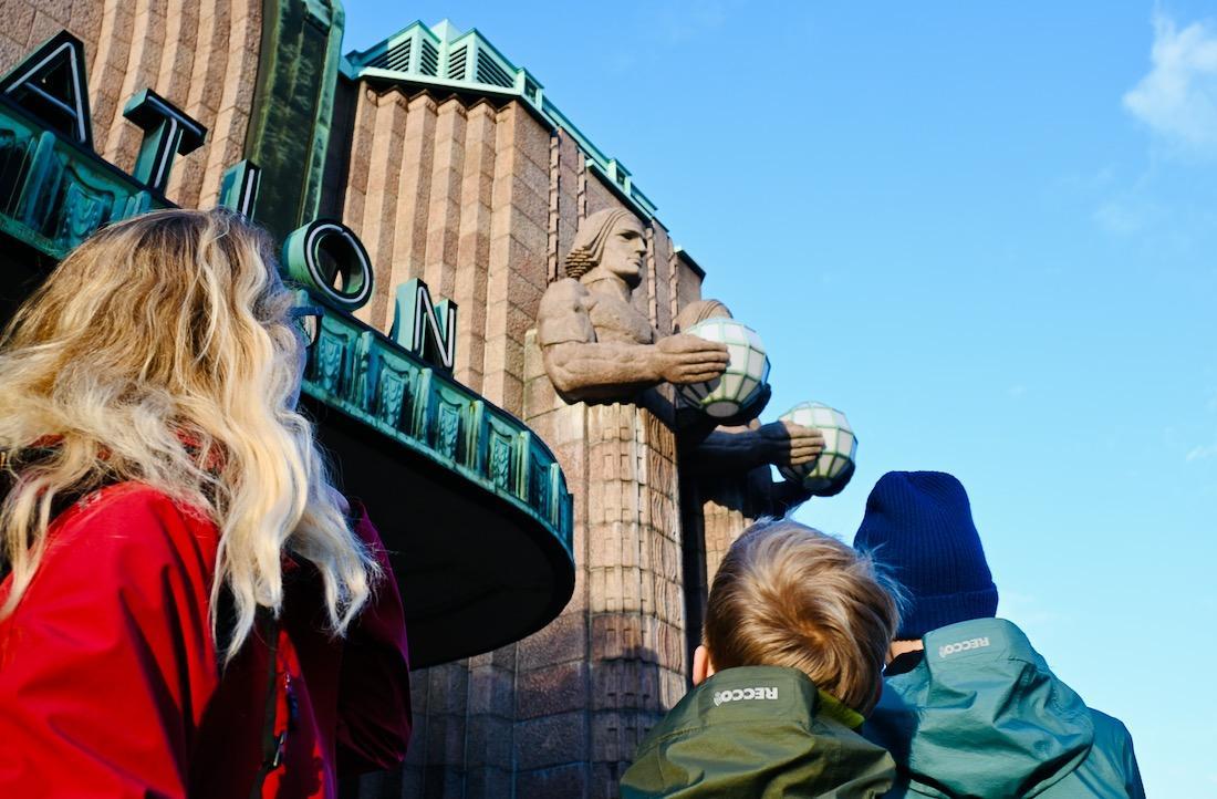 Zwei Figuren vor dem Hauptbahnhof