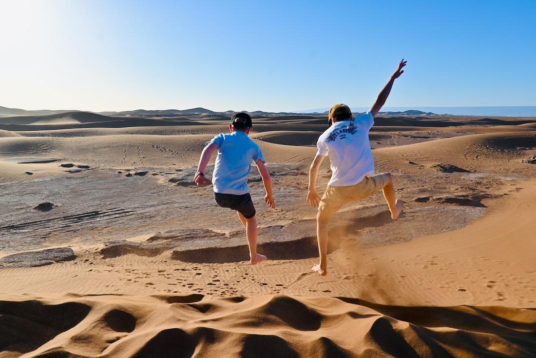 Ben und Flo haben Spaß in der Sahara in Marokko