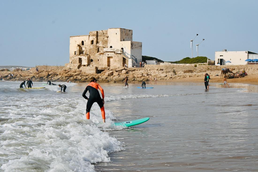 Flo beim Surfen in Sidi Kaouki in Marokko