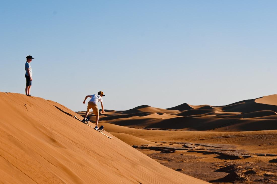 Flo und Ben beim Sandboarding in der Sahara in Marokko