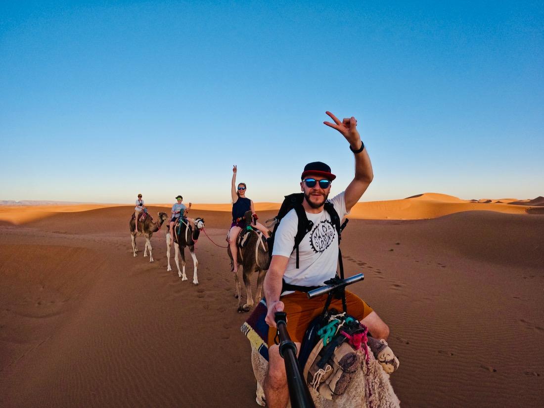 Fravely auf Dromedaren in der Sahara in Marokko