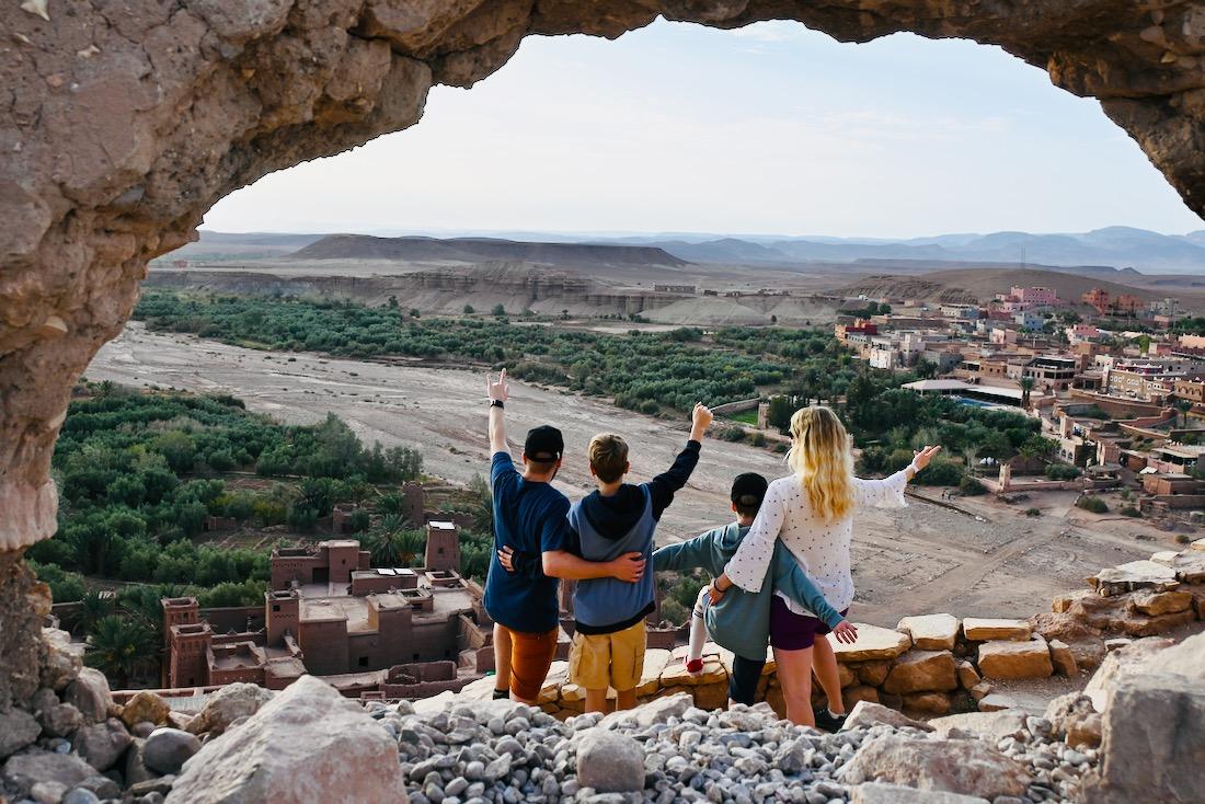 Fravely stehen ueber Ait Ben Haddou