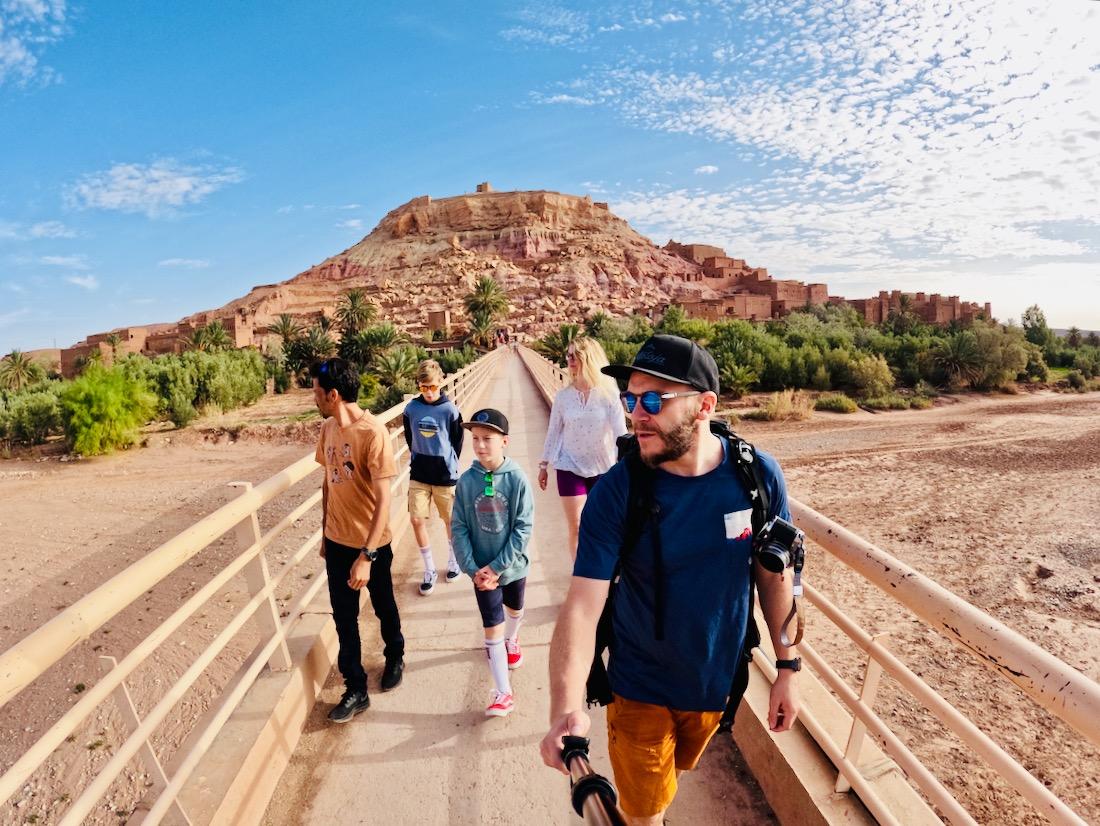 Fravley auf der Brücke in Ait Ben Haddou in Marokko