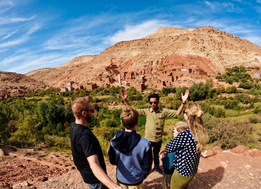 Khalid erklaert das Zeichen der Berber in Marokko