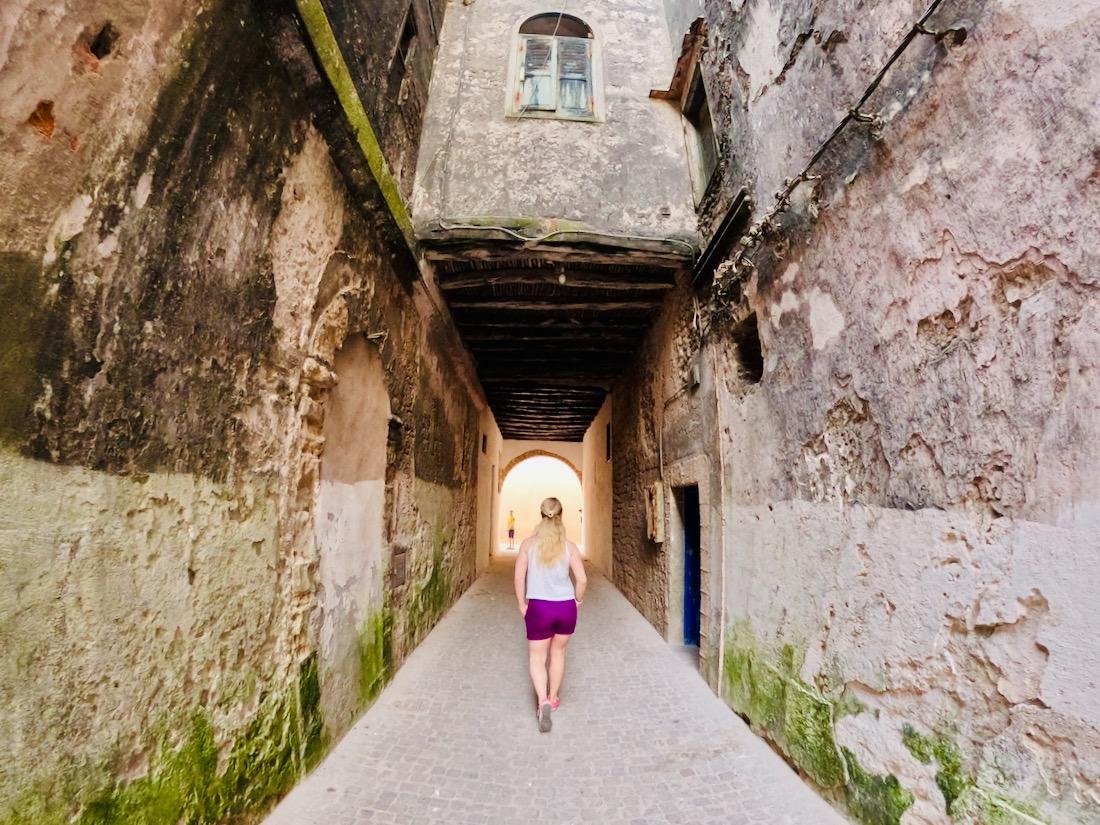 Melanie in den Strassen von Essaouira