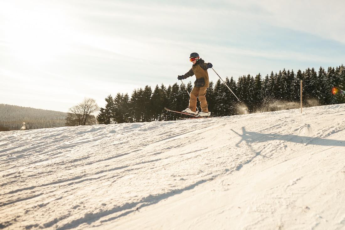 Ben springt auf der Skipiste in Oberwiesenthal