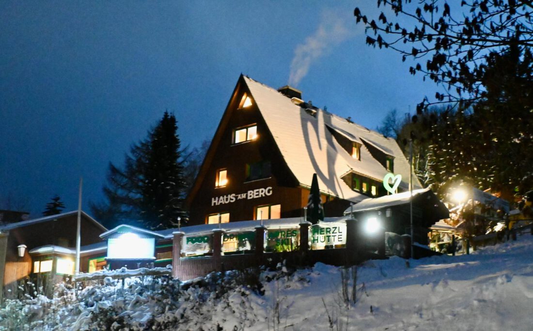 Das Haus am Berg am Abend