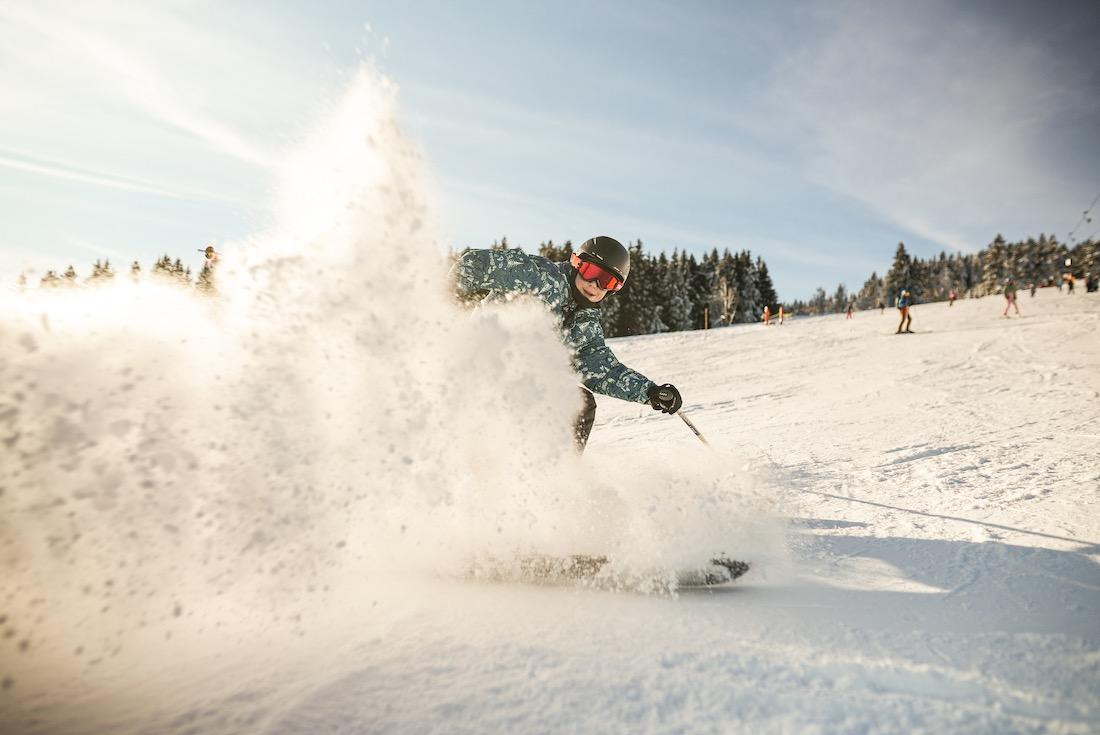 Flo bremst mit Ski im Schnee am Fichtelberg in Oberwiesenthal