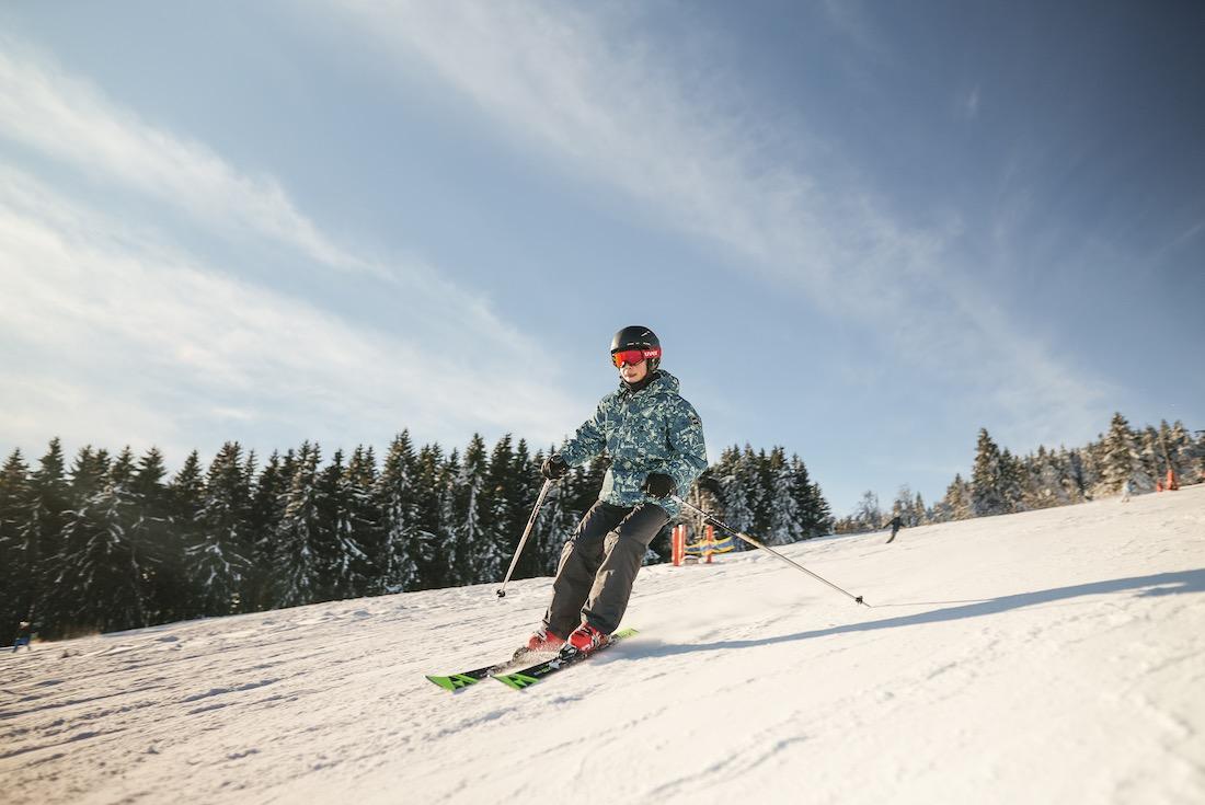 Flo fährt die Skipiste in Oberwiesenthal hinab