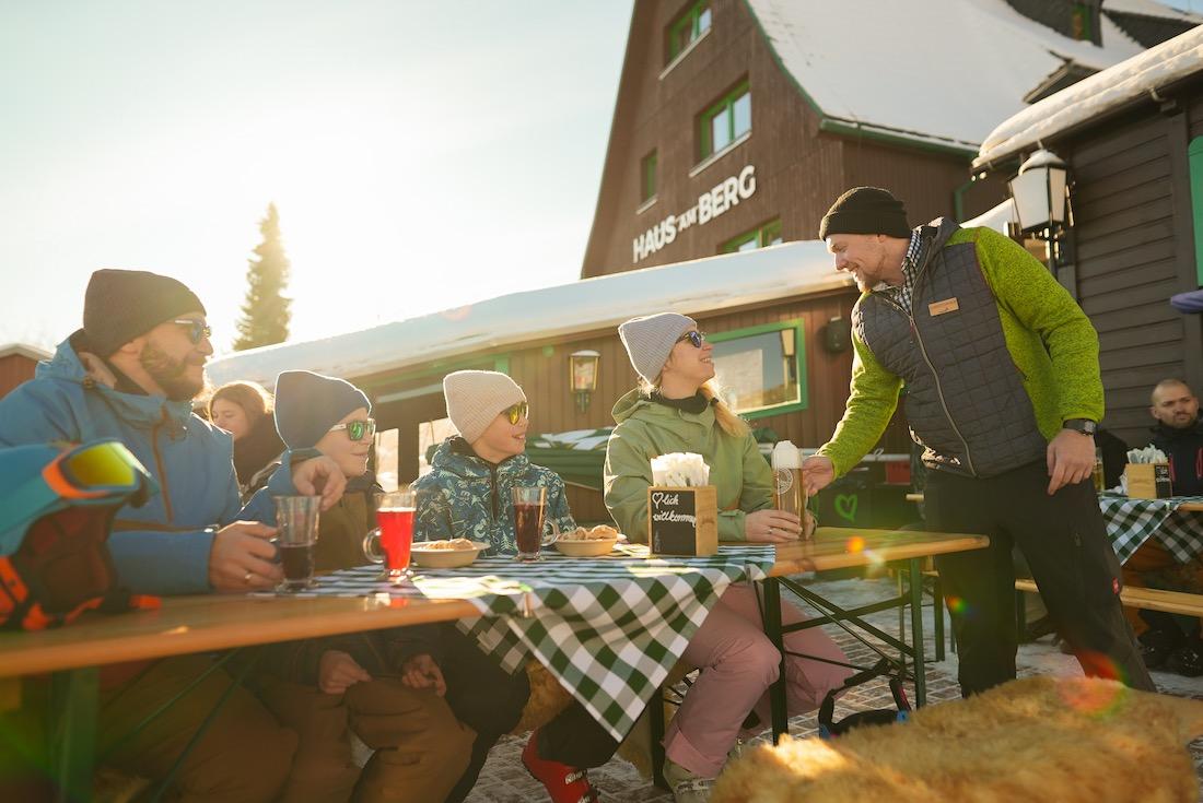 Wir genießen die Sonne auf der Terasse am Haus am Berg direkt an der Skipiste