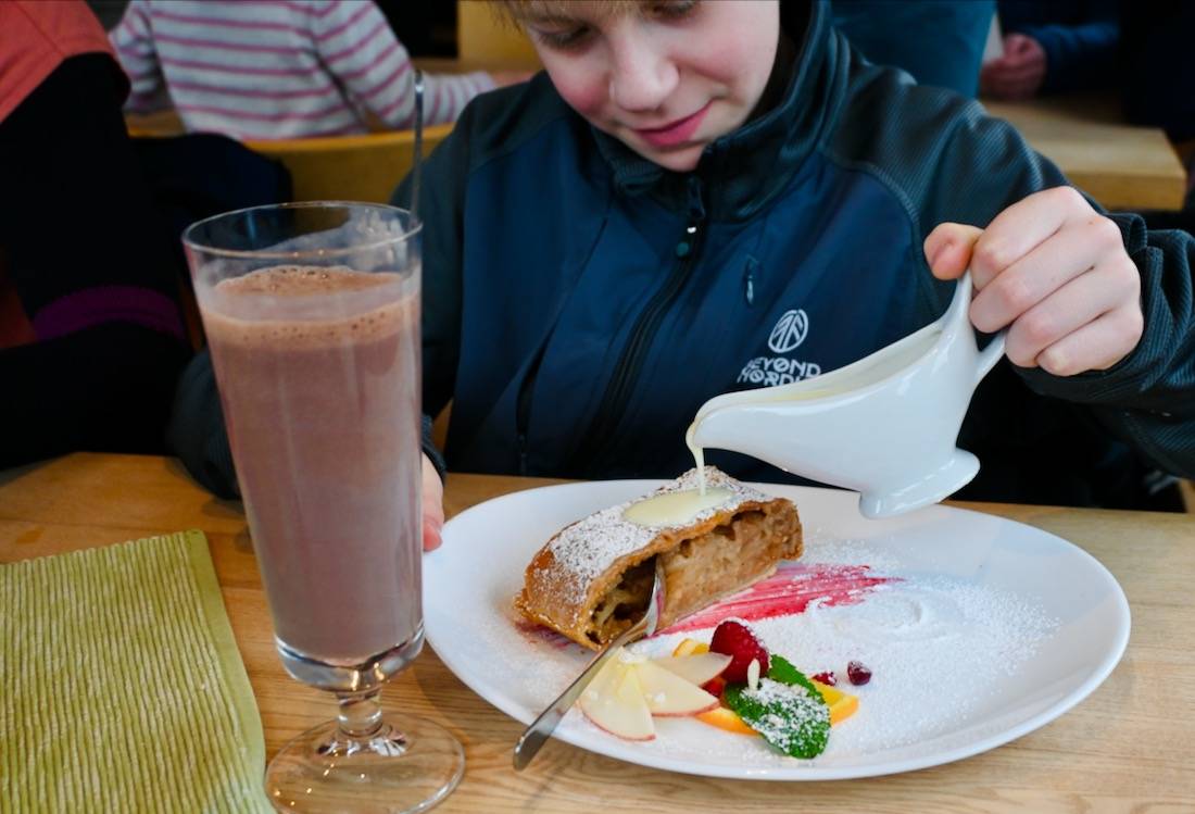 Alpfelstrudel bei der Genusswanderung im Grossen Walser Tal