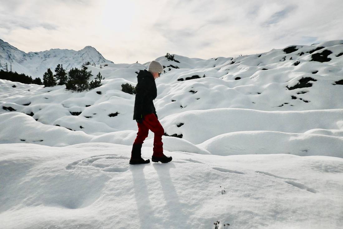 Ben stapft durch den Schnee