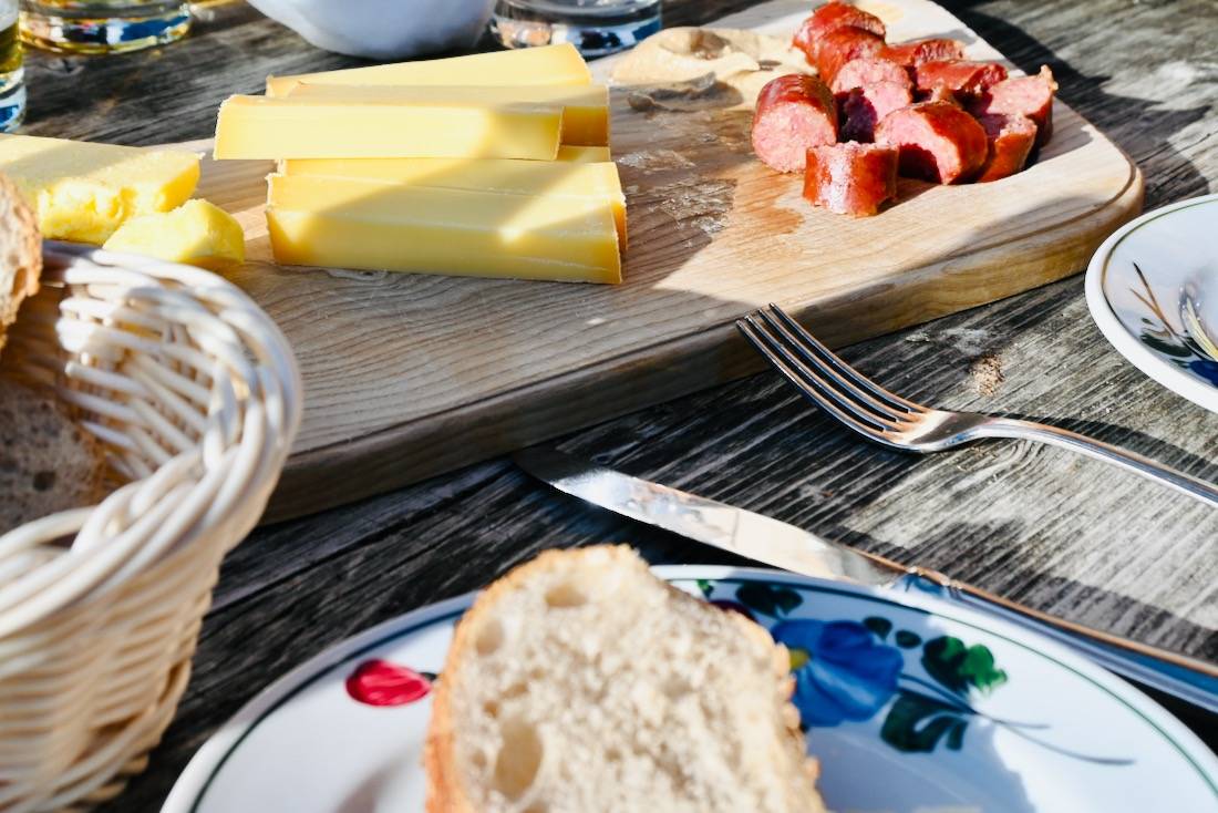 Brotzeit bei der Genusswanderung in der Alpenregion Vorarlberg
