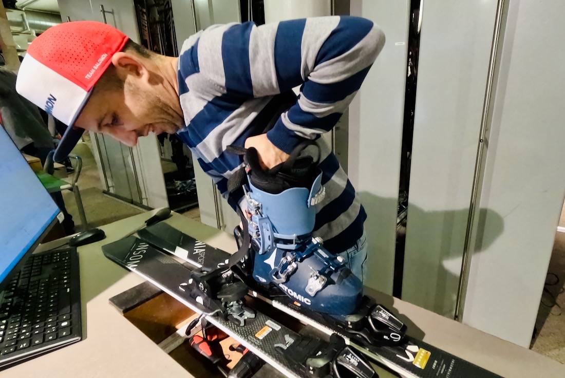 Die Skibindung wird überpfüft