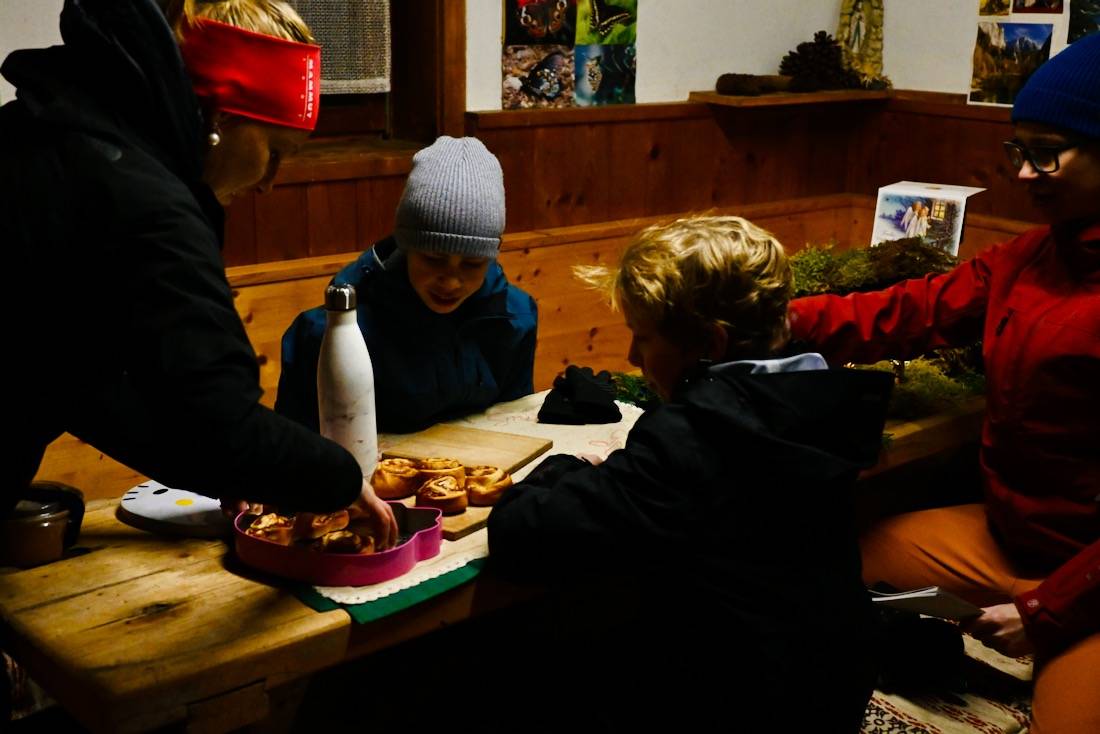 Ein Snack bei der Laternenwanderung