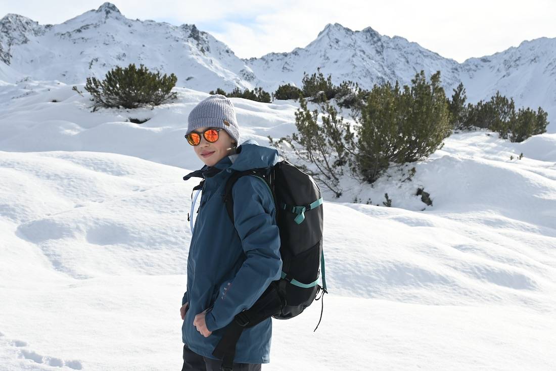 Flo im Schnee bei der Wanderung zum Muttjöchle
