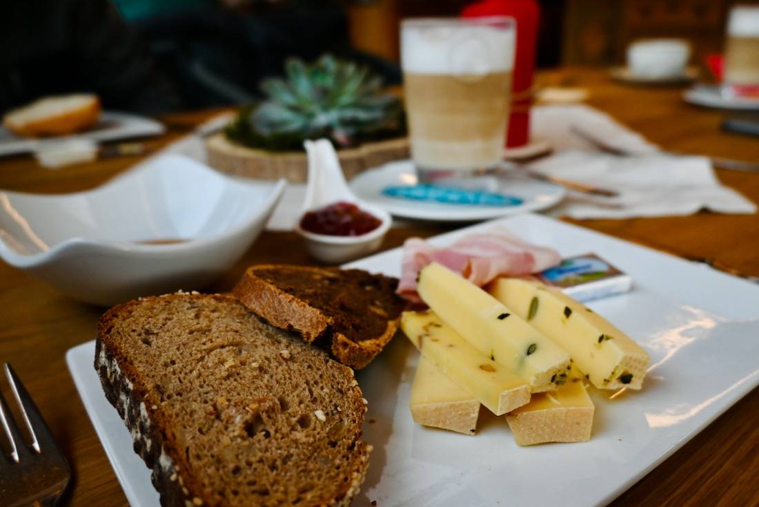 Frühstück bei der Genusswanderung im Grossen Walser Tal
