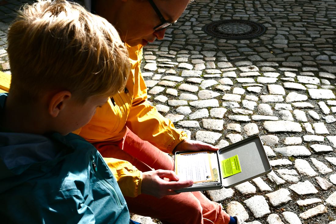 Melanie und Ben öffnen das Stadtspiel in Bautzen