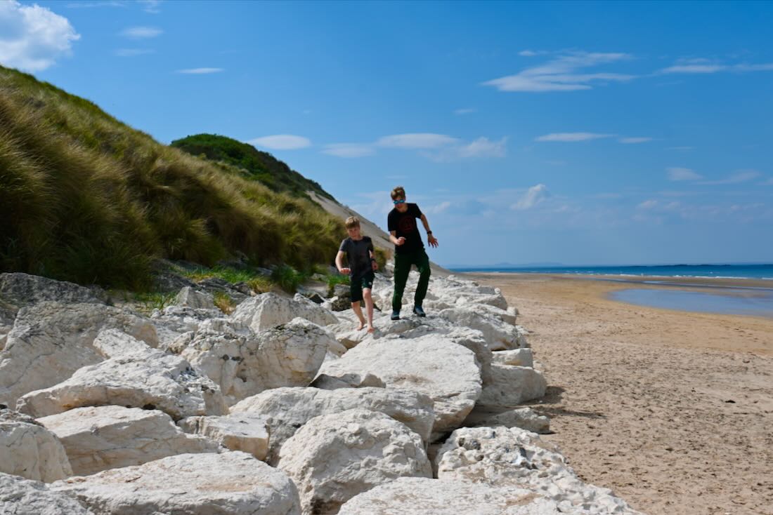 Ben und Flo auf den Kreidefelsen am Whiterocks Beach bei Portrush