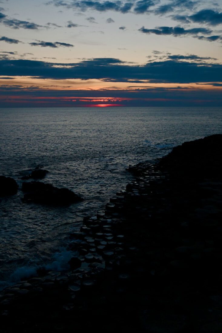 Der Giants Causeway bei Sonnenuntergang in Nordirland