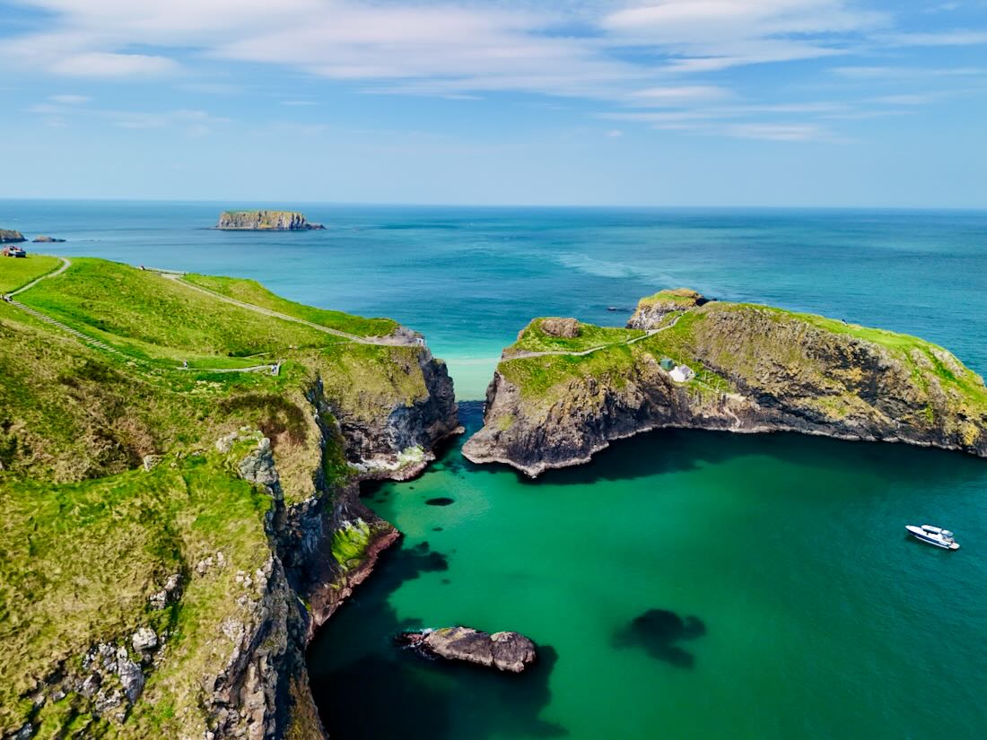 Die Carrick-a-Rede Hängebrücke in Nrodirland