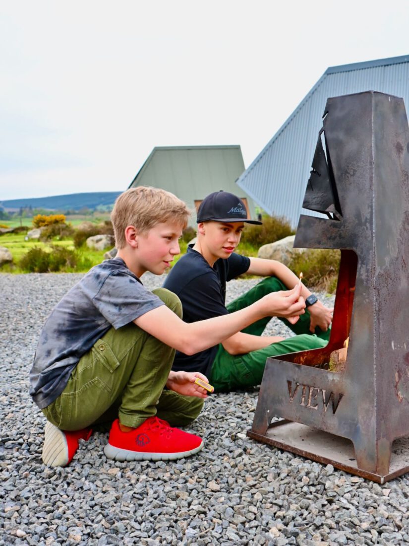 Flo und Ben machen Feuer am Sperrin View Glamping