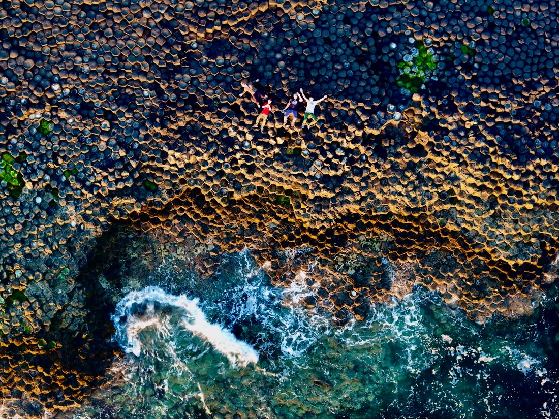 Fravely auf dem Giants Causeway in nordirland