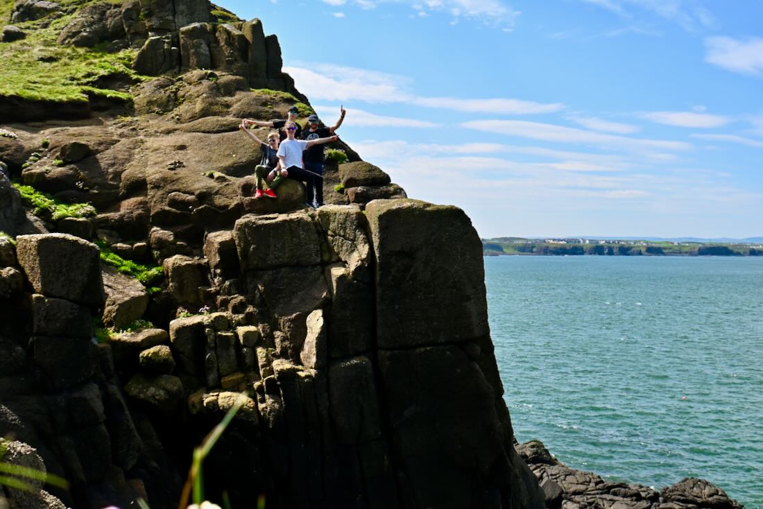 Fravely auf den Felsen in Portrush