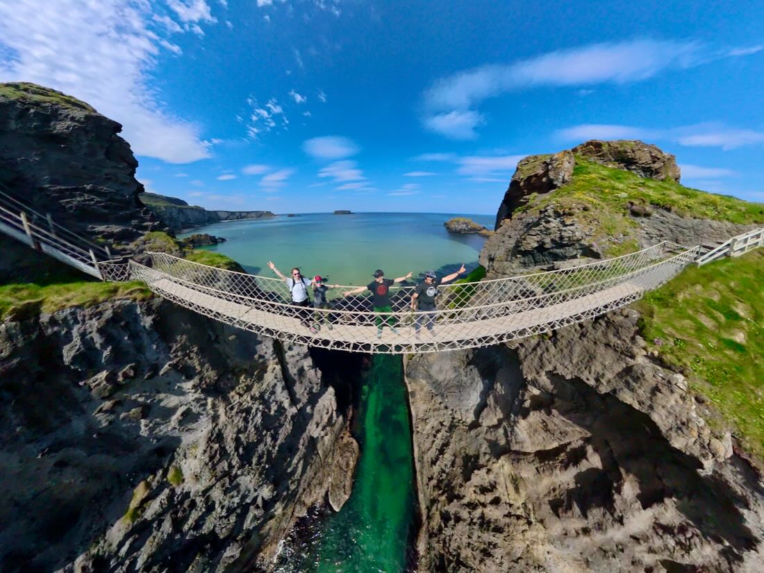Fravely auf der Carrick-a-Rede Hängebrücke in Nordirland