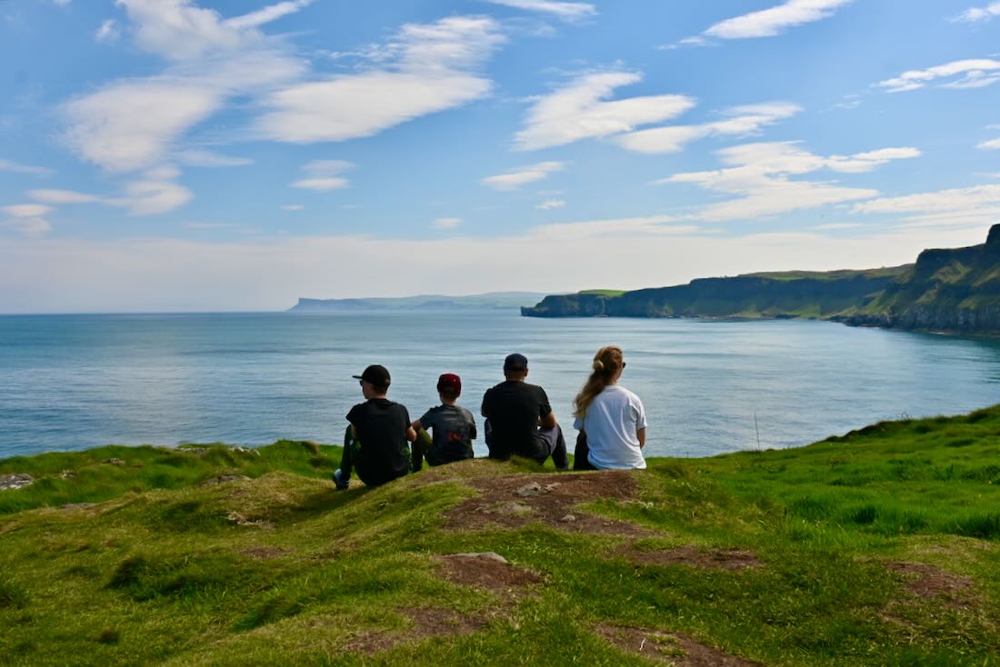 Fravely schauen auf die Klippen an der Carrick-a-Rede Ropebridge
