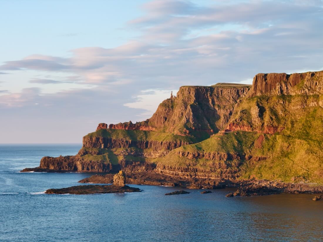 Klippen zum Sonnenuntergang in Nordirland