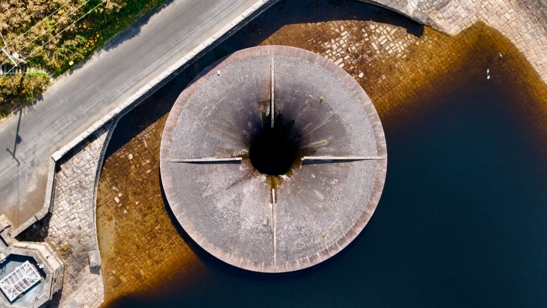 Überlauf des Stausees des Silent Valley Mountain Park