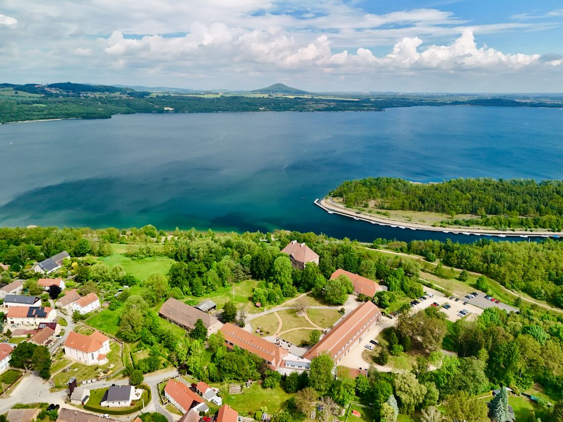 Blick über den Berzdorfer See bis zur Landeskrone