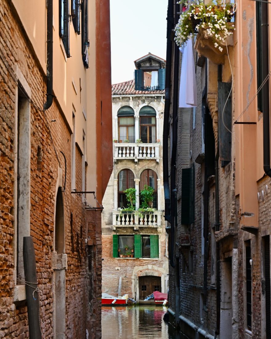 Eine Gasse und ein Kanal in Venedig