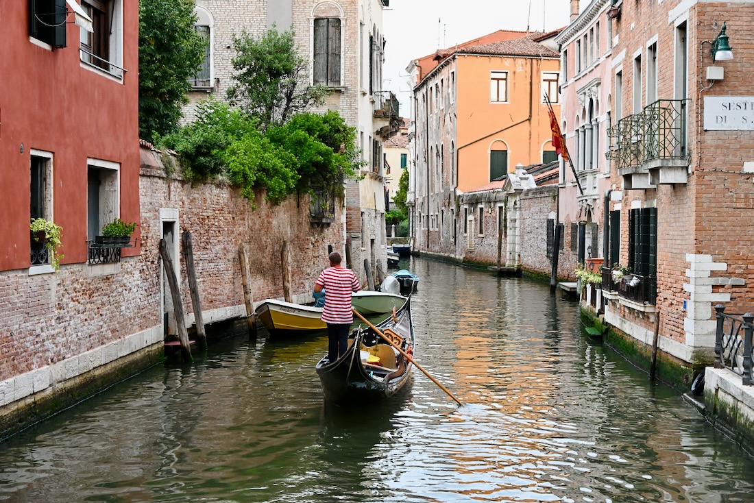 Eine Gondel in Venedig