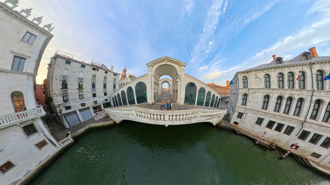 Melanie und Thomas auf der Rialto Brücke in Venedig