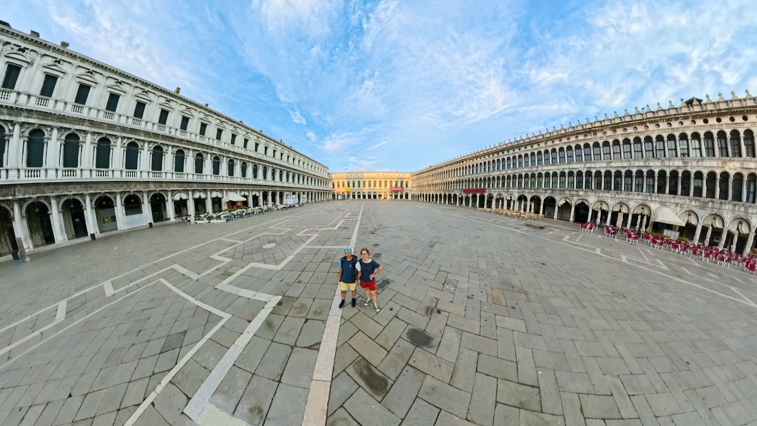Thoma sund MElanie auf dem Markus Platz in Venedig