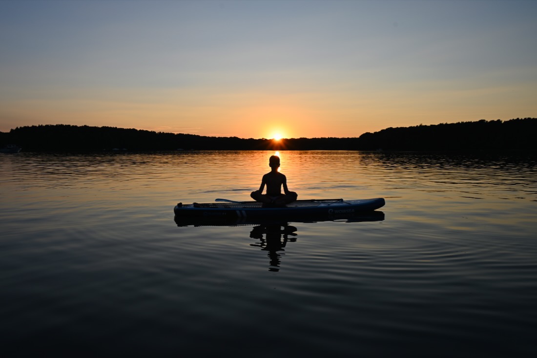 Ben macht Yoga auf dem WowSea SUP