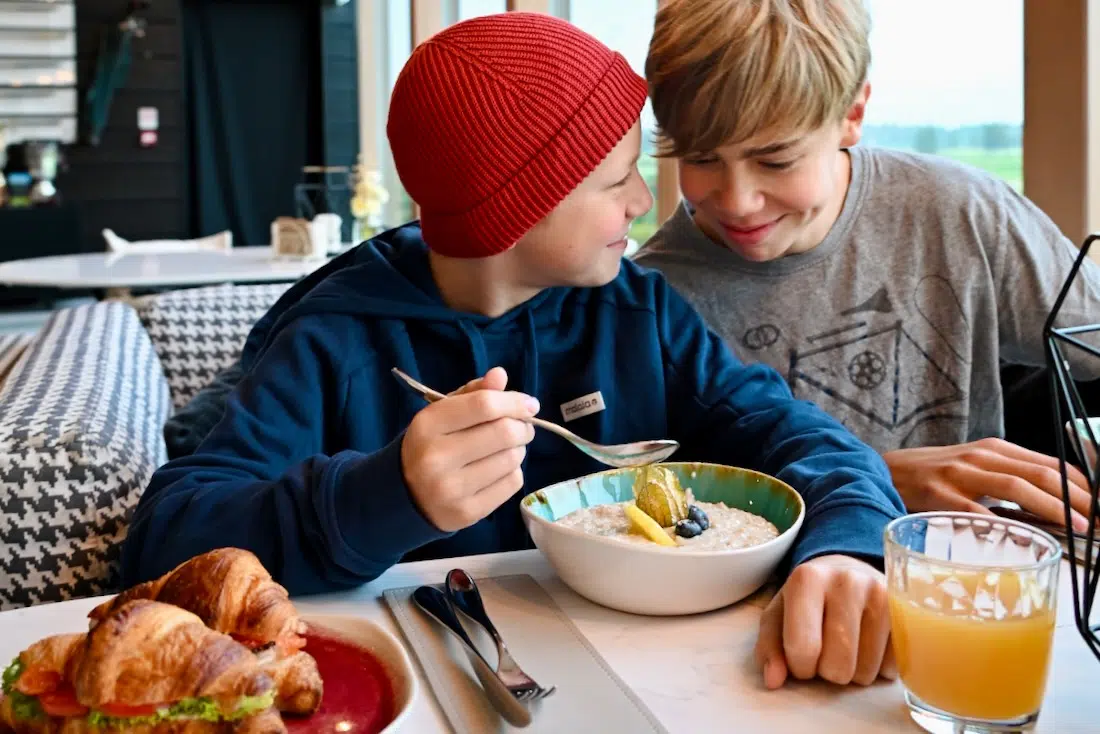 Ben und Flo beim Frühstück im Jurmala Golf Club an Hotel