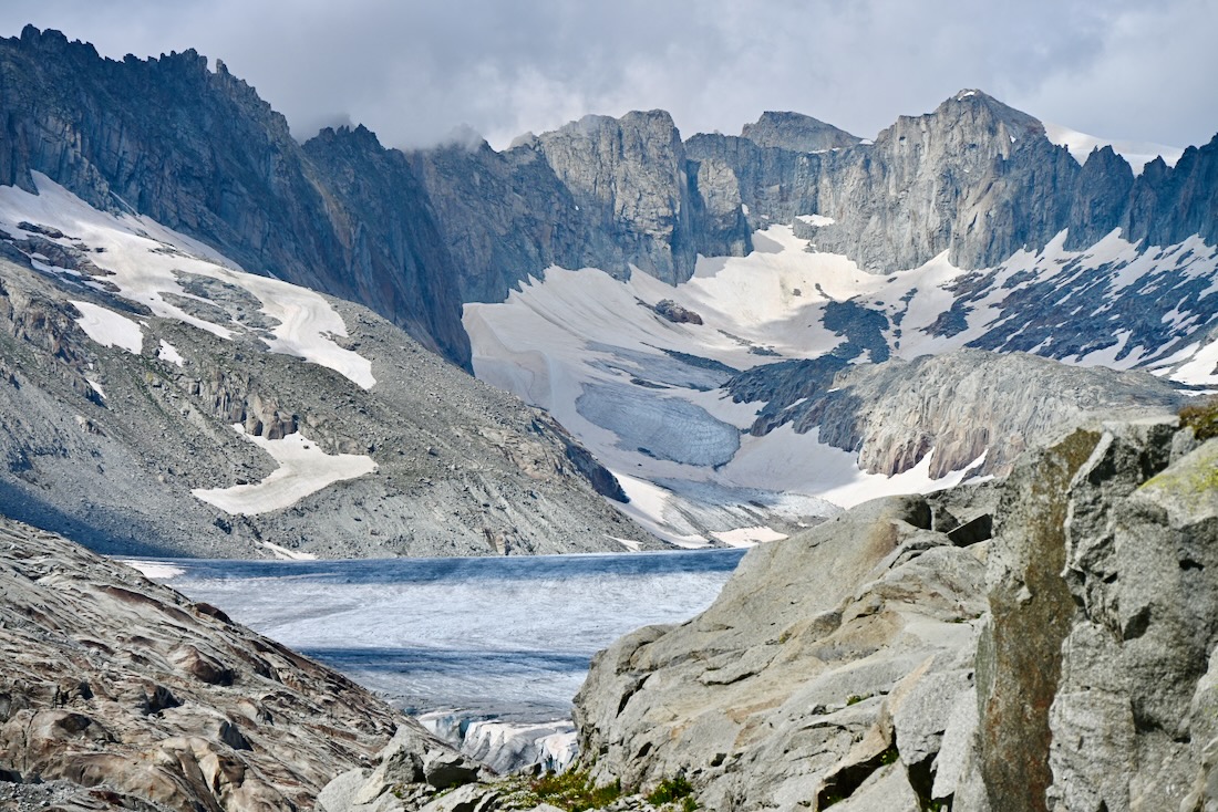 Blick auf die Berge hinter dem Rhonegletscher am Furkapass