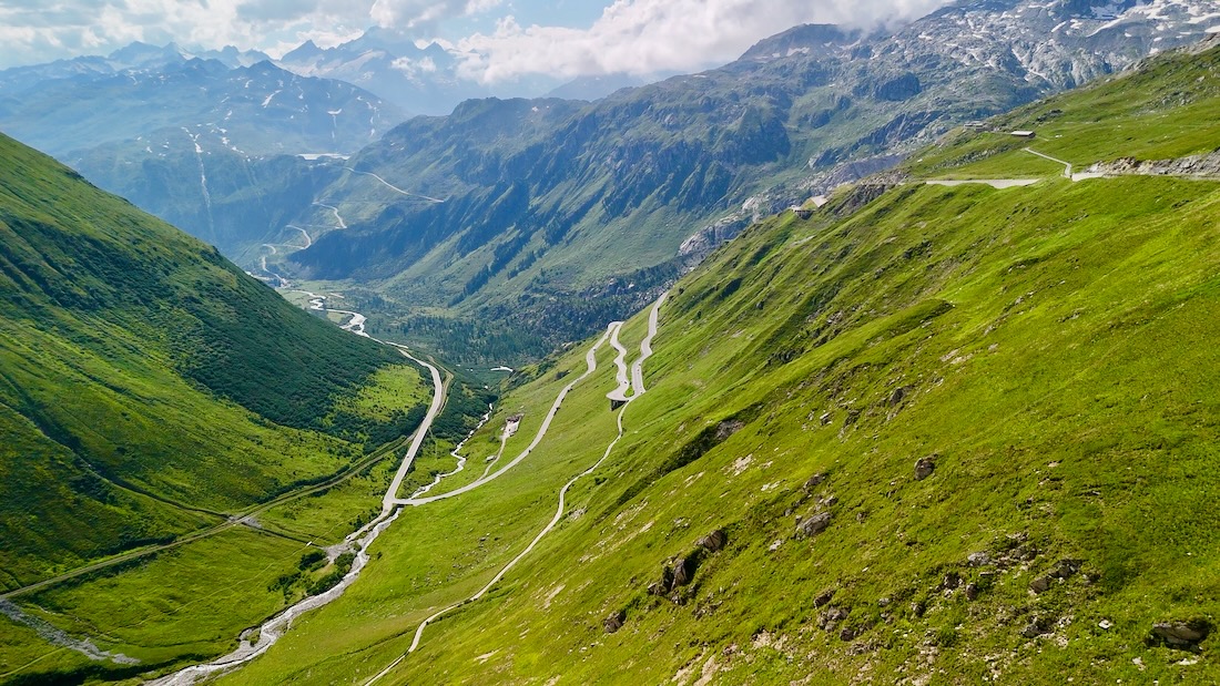Blick auf die Serpentinen vom Furkapass