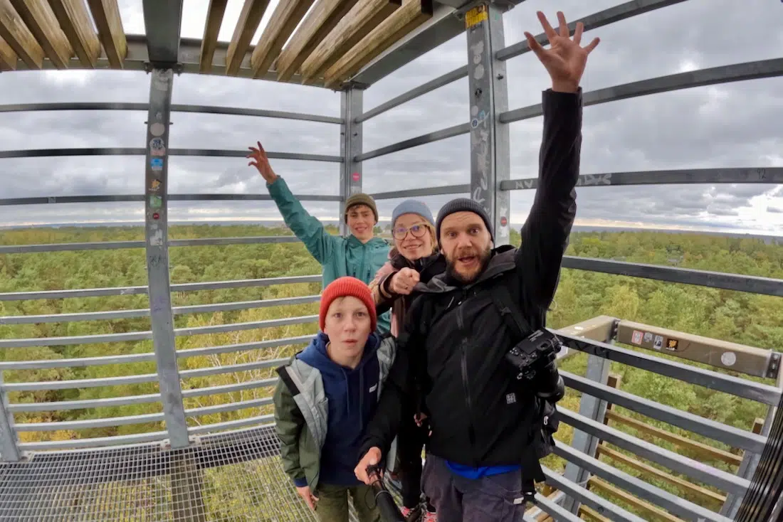 Fravely auf dem Aussichtsturm Jurmala Beach in Lettland