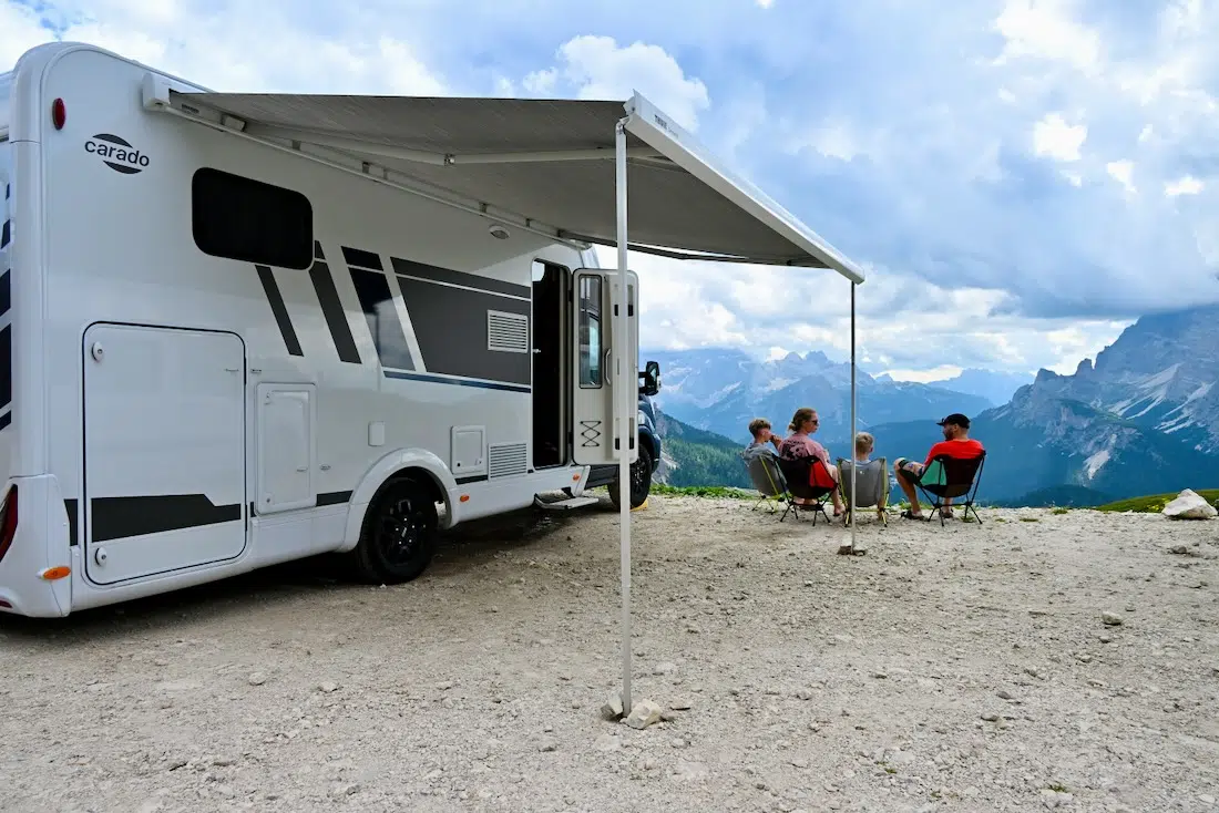 Fravely sitzen in den Helinox Stühlen am Camper