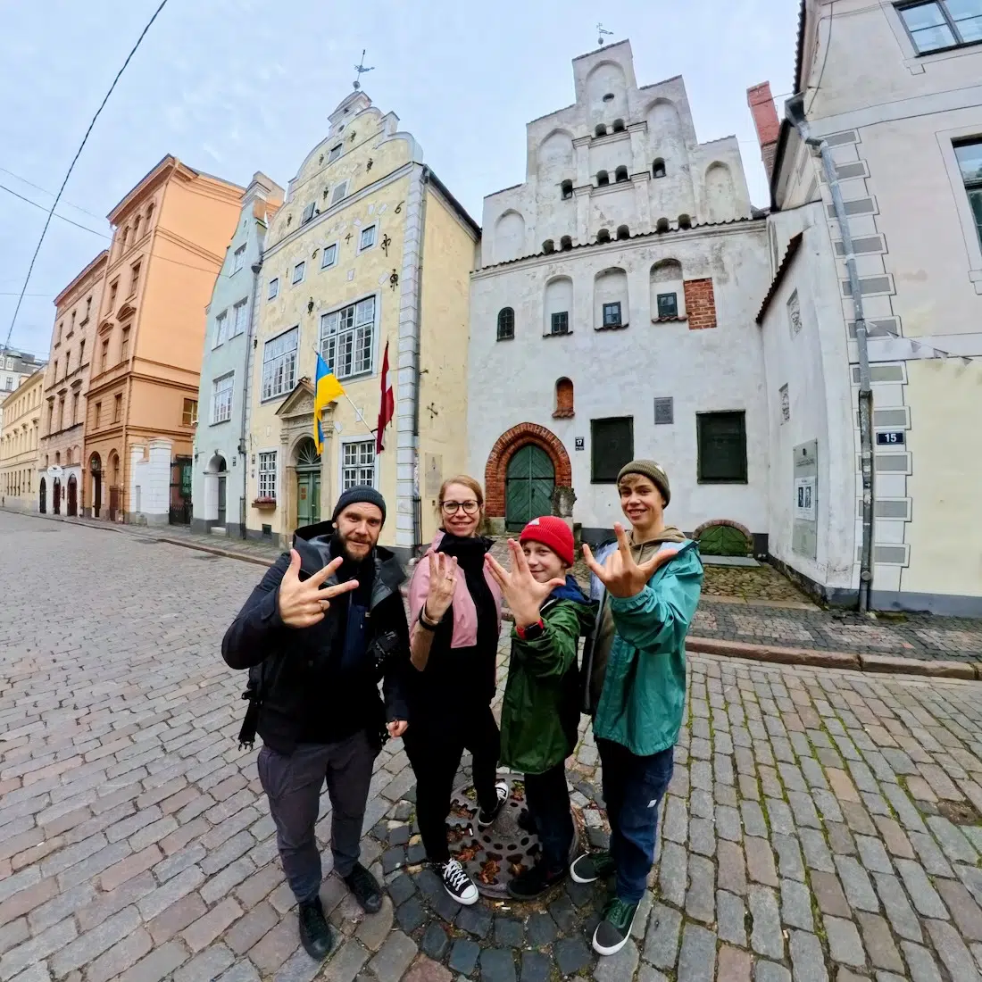 Fravely vor den Drei Brüdern in Riga