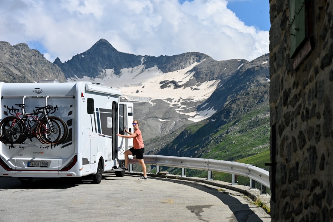 Melanie steigt in den Camper am Furkapass