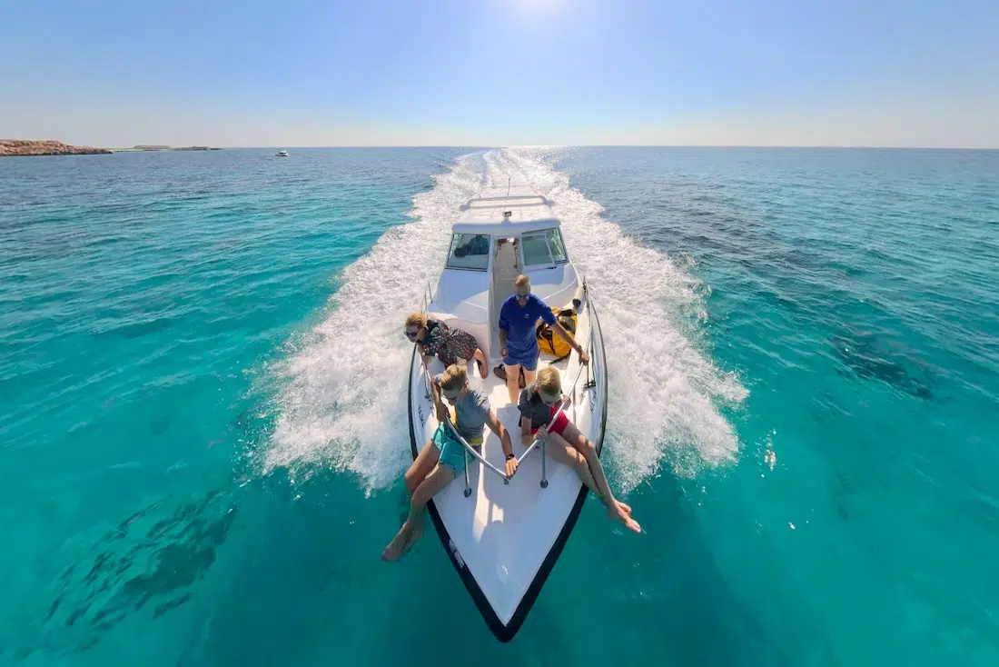 Am Daymaniyat Beach mit dem Boot