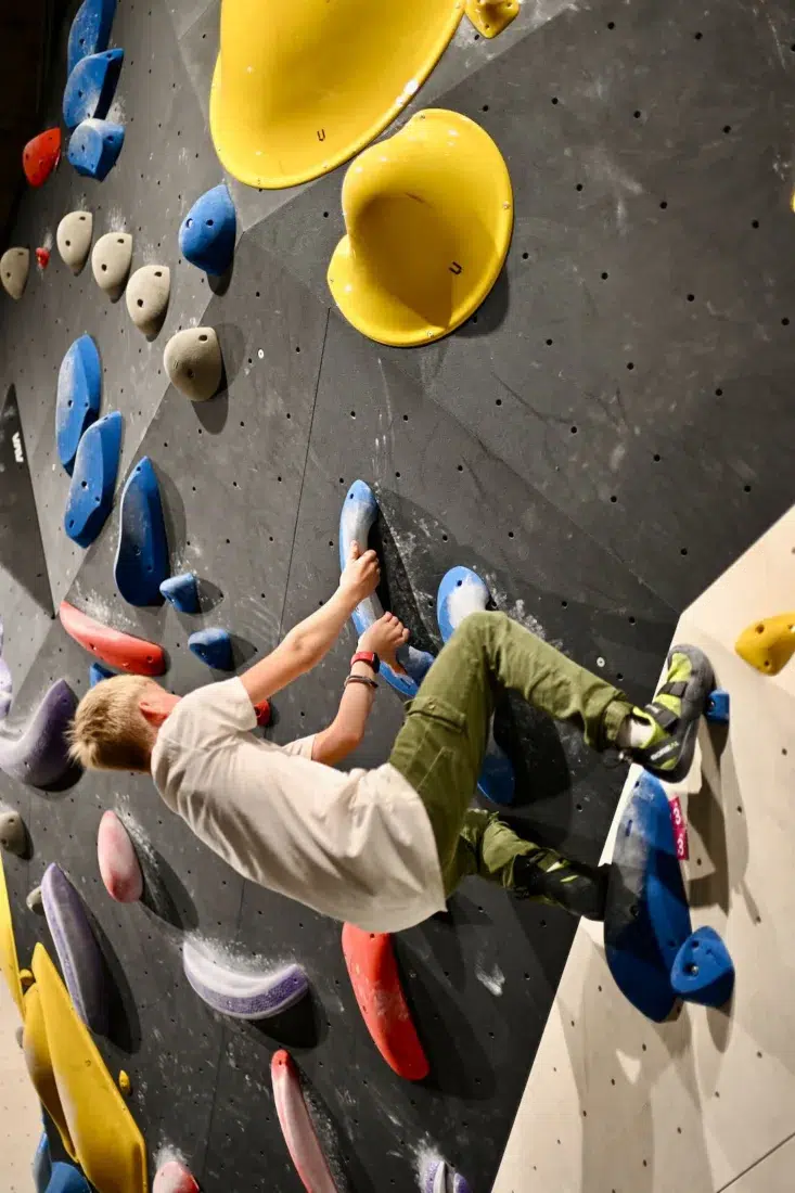 Ben klettert in der Boulderhalle